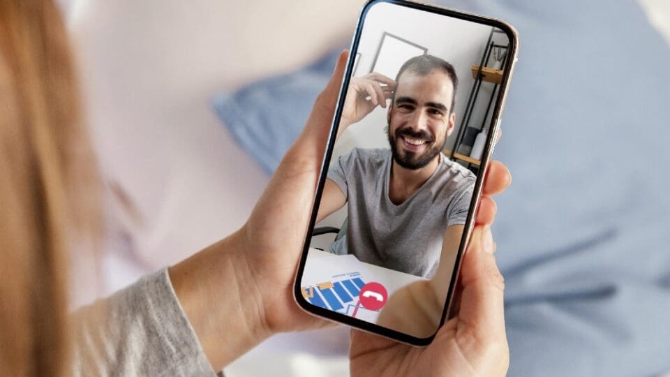 O projeto que vai colocar 10 mil brasileiros que pensam diferente para conversar