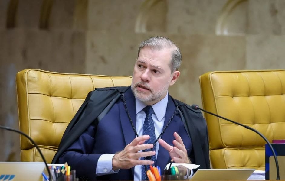 Um Estado fraco falha em defender a democracia; um Estado autoritário falha em defender a pluralidade