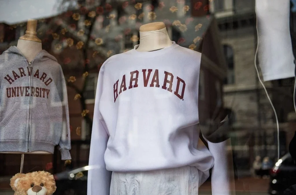 O banimento de estrangeiros em Harvard e o retrocesso democrático nos EUA